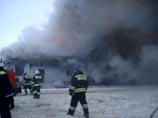 В Нижневартовске произошел пожар на вещевом рынке: пожарные были заняты на учениях, а мародеры под шумок ограбили торговцев (ВИДЕО)