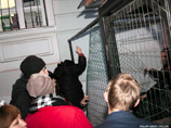 По словам блоггера, к зданию подъехала полиция, однако никого из участников акции не задержали