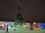 В Кирове на главной городской площади построили детский ледяной городок из блоков с вмерзшими рыбинами