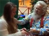 В США Санта-Клаус сделал предложение девушке солдата, воюющего в Афганистане (ВИДЕО)