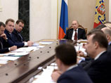 В начале декабря Владимир Путин на совещании с членами правительства попытался остановить подъем розничных цен на бензин, выразив удивление тем, что цены на АЗС растут, в то время как стоимость нефти в мире резко снижается В начале декабря Владимир Путин на совещании с членами правительства попытался остановить подъем розничных цен на бензин, выразив удивление тем, что цены на АЗС растут, в то время как стоимость нефти в мире резко снижается