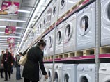 Эксперты: Россияне боятся девальвации и роста цен, поэтому тратят деньги Эксперты: Россияне боятся девальвации и роста цен, поэтому тратят деньги