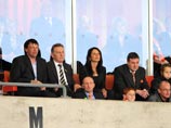 Футбольная ассоциация Англии (FA) открыла дисциплинарное дело в отношении председателя совета правления клуба "Блэкпул" Карла Ойстона (на фото - слева) за оскорбление болельщика в интернете Футбольная ассоциация Англии (FA) открыла дисциплинарное дело в отношении председателя совета правления клуба "Блэкпул" Карла Ойстона (на фото - слева) за оскорбление болельщика в интернете