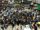 В заявлении полиции говорится, что демонстранты блокировали пять дорог в округе Монг-Кок и не подчинились приказам стражей порядка освободить их. Возраст задержанных - от 13 до 76 лет