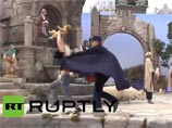Полуголая активистка Femen в Ватикане атаковала вертеп на площади Святого Петра (ВИДЕО)