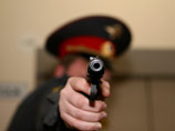 На Алтае полицейские подстрелили женщину, бросившуюся на них с топором и отверткой На Алтае полицейские подстрелили женщину, бросившуюся на них с топором и отверткой