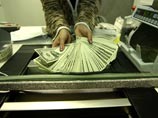В Москве вооруженный грабитель забрал из банка 1,5 млн рублей и 10 тысяч долларов В Москве вооруженный грабитель забрал из банка 1,5 млн рублей и 10 тысяч долларов