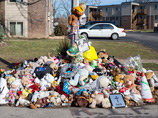 Импровизированный мемориал возник недалеко от дома, где жил Браун, через несколько дней после его смерти. В знак солидарности с семьей убитого подростка жители Фергюсона несли туда цветы, свечи, записки и мягкие игрушки