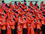 В Китае посмотреть на традиционную свадебную церемонию собрались 30 тысяч человек