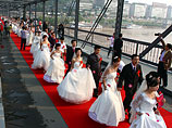 Например, многие пары стали предпочитать европейский тип свадебной одежды - черный костюм для жениха и белое платье для невесты, а не традиционные красные наряды