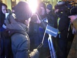 Возмущенные реальным сроком для Олега Навального, которого, по выражению его брата, получившего условный срок, власти "взяли в заложники", люди решили в тот же день выйти к Кремлю Возмущенные реальным сроком для Олега Навального, которого, по выражению его брата, получившего условный срок, власти "взяли в заложники", люди решили в тот же день выйти к Кремлю