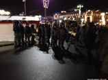 Сторонников Навального, ночью продолжавших акцию протеста в "елочном шаре" на Манежке, задержали 