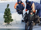 Магаданские спасатели в канун Нового года решили провести необычную акцию - установить праздничную елку на дно Охотского моря