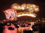 Первыми праздник отметили жители Новой Зеландии и Австралии. Полтора миллиона человек собрались в гавани самого большого австралийского города Сиднея, чтобы посмотреть шоу фейерверков