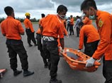 На месте крушения самолета AirAsia продолжают находить тела, водолазы пока не могут спуститься к остаткам самолета