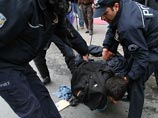 Возле президентского офиса в Стамбуле мужчина открыл огонь и бросил гранату