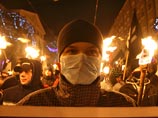 В социальных сетях призывают марширующих идти к офису телеканала "Интер", который в ночь на 1 января показывал Иосифа Кобзона и Валерию, персон нон грата на Украине