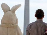 Помимо многочисленных фото с детьми, одна из самых забавных - фото с человеком в костюме зайца: на пару с президентом Пасхальный кролик слушают гимн США