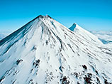 Ключевской (4750 м над уровнем моря) - один из самых активных вулканов планеты. Его извержения обычно происходят 1 раз в 5 - 6 лет. Он находится в 360 км к северо-востоку от Петропавловска-Камчатского