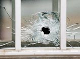 По предварительным данным, стрельбу устроили два человека в черных капюшонах, вооруженные автоматом Калашникова и гранатометом. Напавшим террористам удалось скрыться с места происшествия на захваченном автомобиле По предварительным данным, стрельбу устроили два человека в черных капюшонах, вооруженные автоматом Калашникова и гранатометом. Напавшим террористам удалось скрыться с места происшествия на захваченном автомобиле
