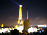 В 20:00 по парижскому времени в память о погибших отключили подсветку Эйфелевой башни. Отключения огней на Эйфелевой башне представляет собой экстраординарное событие
