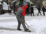 По словам Бирюкова, снегопад стал очередным серьезным испытанием для московских коммунальщиков: "Это такая аномальная погода, установившаяся в Москве и Центральной части России"
