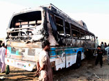 Трагедия произошла в 50 км от Карачи. Рейсовый автобус, в котором ехали порядка 70 пассажиров, на полной скорости врезался в бензовоз