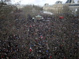 Никогда раньше во Франции не было таких многочисленных демонстраций - акция в столице, по разным данным, собрала от 1,5 до 2,5 миллиона человек, а всего в стране на улицы вышли почти четыре миллиона человек