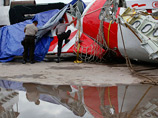 Индонезийские военные водолазы подняли на поверхность один из бортовых самописцев самолета малайзийской авиакомпании AirAsia