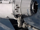 Манипулятор МКС успешно захватил американский космический грузовик Dragon