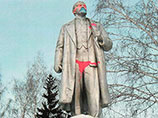 Изваяние Ленина "облачили" в красные плавки, а на лице пририсовали очки такого же цвета