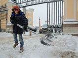 Петербуржцам, возможно, все-таки придется откликнуться на призыв вице-губернатора Игоря Албина и самостоятельно убирать свои дворы от снега