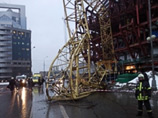 Упавший кран перекрыл проезжую часть и тротуар, оставив автомобилям и пешеходам лишь небольшой участок пути Упавший кран перекрыл проезжую часть и тротуар, оставив автомобилям и пешеходам лишь небольшой участок пути
