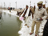 Более сотни разлагающихся трупов всплыли во вторник, 13 января, на поверхность реки Ганг у берегов округа Уннао в штате Уттар-Прадеш на севере Индии
