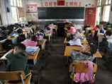 Школьные учителя в городе Юэян провинции Хунань (юго-восток Китая) будут наказаны за введение "платной услуги", когда каждый ученик ежедневно платил один юань (около 10 рублей) за возможность вздремнуть на парте во время обеденного перерыва