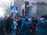В Ереване перед посольством РФ более часа продолжается акция протеста, несколько десятков участников которой требуют проведения расследования убийства в Гюмри правоохранительными органами Армении