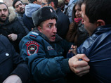 Накануне массовые акции протеста прошли в Гюмри и в Ереване. К вечеру в Гюмри акция протеста у здания генконсульства РФ переросла в столкновения