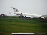 На борту самолета Bombardier было 15 чиновников и три члена экипажа, которые сопровождали Папу Франциска в ходе визита. Самолет выехал за пределы взлетной полосы и остановился в траве, когда у него подломилась стойка шасси