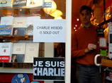 Табличка "У нас больше нет Charlie Hebdo!" встречает парижан у всех киосков в Париже