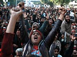 Самые массовые акции протеста прошли в Лахор на востоке страны. Там собрались около 10 тысяч сторонников радикальной исламистской организации Джамаат уд-Дава 