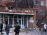 Прохожие у обстрелянного здания 3-й городской больницы на бульваре Шевченко в Калининском районе Донецка, 19 января 2015 года