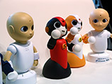 В Японии состоялась пресс-конференция человекоподобных роботов, которые представили зрителям маленьких дроидов-младенцев