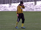Украинский футболист во время матча болтал по мобильному телефону