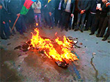 В Баку участники акции протеста против карикатур на пророка Мухаммеда сожгли флаги ряда стран, политика которых, по их мнению, направлена против ислама