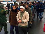 На востоке Украины сепаратисты, которые взяли под контроль территорию аэропорта в Донецке и захватили оборонявших его украинских военных, устроили очередной "парад позора" На востоке Украины сепаратисты, которые взяли под контроль территорию аэропорта в Донецке и захватили оборонявших его украинских военных, устроили очередной "парад позора"