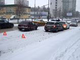 Обильный снегопад привел к многочисленным авариям на московских дорогах

