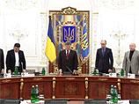 Порошенко заявил, что украинские военные остановили наступление сепаратистов "по всей линии фронта" Порошенко заявил, что украинские военные остановили наступление сепаратистов "по всей линии фронта"
