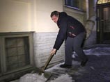 Вице-губернатор Петербурга, предлагавший горожанам самим бороться со снежными завалами, как "настоящий мужик" вышел на уборку улиц Вице-губернатор Петербурга, предлагавший горожанам самим бороться со снежными завалами, как "настоящий мужик" вышел на уборку улиц