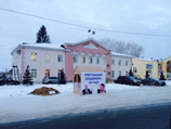 В ночь с 25 на 26 января неизвестные вывалили перед зданием администрации навозную кучу, в которую воткнули плакаты: "Нам не нужна вторая "Хромая лошадь", "Так жить нельзя", "Нас хотят сжечь заживо" В ночь с 25 на 26 января неизвестные вывалили перед зданием администрации навозную кучу, в которую воткнули плакаты: "Нам не нужна вторая "Хромая лошадь", "Так жить нельзя", "Нас хотят сжечь заживо"