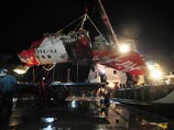 Такое решение было принято в связи с тяжелыми погодными условиями в районе операции, осложняющими ее проведение, а также после того, как последние попытки поднять фюзеляж лайнера не увенчались успехом Такое решение было принято в связи с тяжелыми погодными условиями в районе операции, осложняющими ее проведение, а также после того, как последние попытки поднять фюзеляж лайнера не увенчались успехом